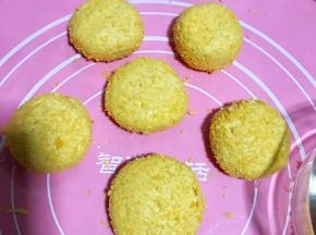 裹上面包糠压扁。