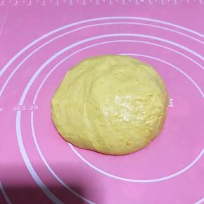 糯米粉要一点点慢慢的加，不要太干，用手能够揉成团就可以了。