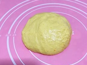 糯米粉要一点点慢慢的加，不要太干，用手能够揉成团就可以了。