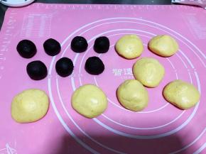 红豆沙分7个15克左右的小剂子，南瓜饼皮也分成7个均等的小剂子。