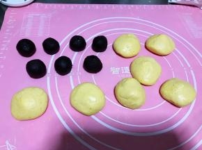 红豆沙分7个15克左右的小剂子，南瓜饼皮也分成7个均等的小剂子。