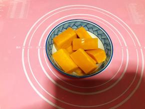 倒出南瓜碗中多余的水分。