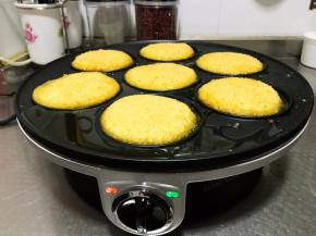 早餐机提前高温预热，每个孔里倒少量食用油，放入饼坯后，温度调低一点。