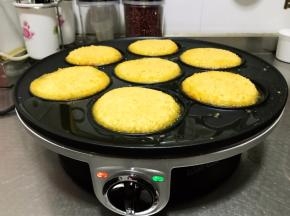 早餐机提前高温预热，每个孔里倒少量食用油，放入饼坯后，温度调低一点。