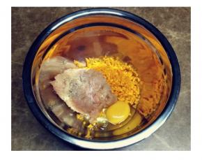 鸡胸肉剁碎、南瓜剁碎，放入一个鸡蛋、少许生粉、蒜盐、黑椒碎搅拌均匀