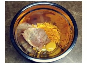 鸡胸肉剁碎、南瓜剁碎，放入一个鸡蛋、少许生粉、蒜盐、黑椒碎搅拌均匀