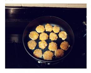 不粘锅放入少许油小火，用手将肉泥揉成小圆，放入锅里轻压成饼型，煎至定型