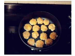 不粘锅放入少许油小火，用手将肉泥揉成小圆，放入锅里轻压成饼型，煎至定型