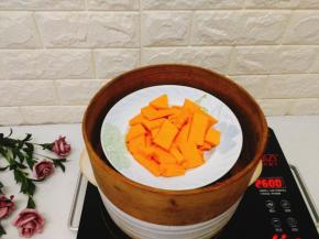 上锅蒸，南瓜放上面 ，紫薯放下面，节省时间哦