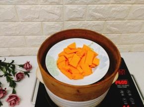 上锅蒸，南瓜放上面 ，紫薯放下面，节省时间哦