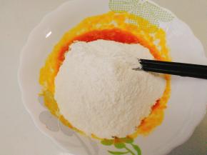 南瓜泥里水分多，糯米粉建议分次加入，这样比较好控制
