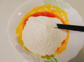 南瓜泥里水分多，糯米粉建议分次加入，这样比较好控制