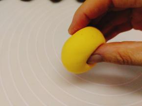 取一块糯米团子，搓圆然后用大姆指旋转出一个洞