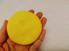 用虎口收紧手法，收紧后用手轻轻压成饼状