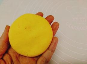 用虎口收紧手法，收紧后用手轻轻压成饼状
