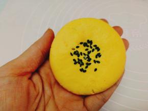 南瓜我们就点缀黑芝麻 ，手轻轻压实