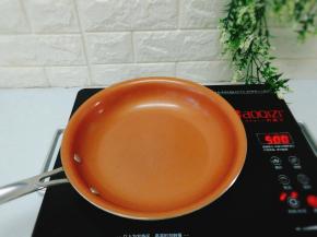 取出平底锅预热，采用米凡欧斯陶瓷不粘锅