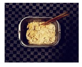 面包桶里先倒入淡奶油、牛奶、鸡蛋液、糖、盐、再倒入高筋面粉、黄豆粉、酵母，用筷子搅拌均匀成细碎状态，这样就不会在面包机搅拌时干粉满桶飞了