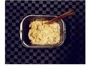 面包桶里先倒入淡奶油、牛奶、鸡蛋液、糖、盐、再倒入高筋面粉、黄豆粉、酵母，用筷子搅拌均匀成细碎状态，这样就不会在面包机搅拌时干粉满桶飞了
