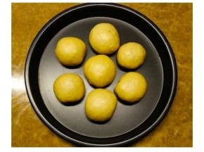 将面团称重平均30克一个，揉成圆形放入烤箱继续醒发15分钟，如果烤箱密封性不强，包上保鲜膜醒发15分钟