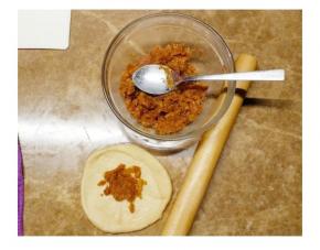 面团醒发时，沙拉酱加入肉松备用
醒发好的面团擀开包入馅料，滚圆放入烤盘
