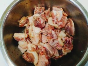 鸭肉剁小块冲洗干净备用