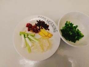 配料：冰糖，葱，姜片，干辣椒，花椒