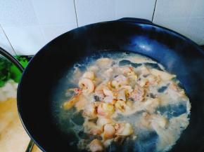 烧开后撇去浮沫，捞出鸭肉