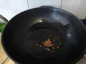 放入花椒爆香后取出