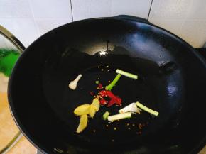 美再加入姜片，干辣椒，葱段，爆香
