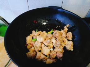 倒入鸭肉快速翻炒