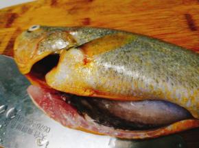 开肚去内脏，刮掉黑壁，从肚子切开，但不切段，旁边划几刀，这样操作目的是要让鱼更好的入味 ，（如果觉得麻烦可以忽视这步）