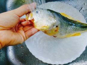 用流动水冲洗干净