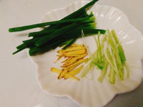 切丝，葱尾切长状