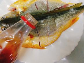 加入料酒腌制5分钟，（均匀的淋在鱼身上哦）