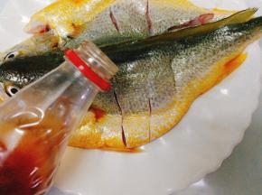 加入料酒腌制5分钟，（均匀的淋在鱼身上哦）