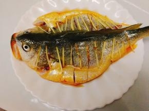 将姜丝摆入，如图