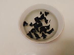 取出适量木耳，提前泡发