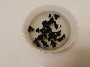 取出适量木耳，提前泡发