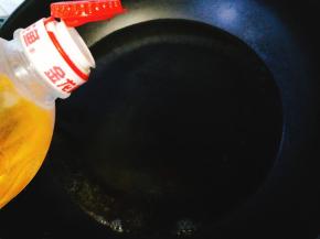 适量油，大火煮开
