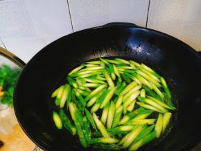 倒入芦笋烫1分钟后捞出