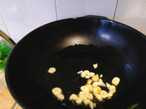 放入姜，蒜爆香