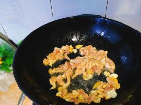 倒入肉丝快速翻炒至变色，