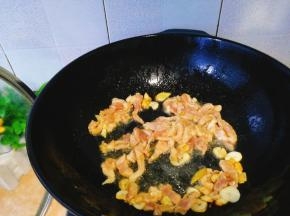 倒入肉丝快速翻炒至变色，