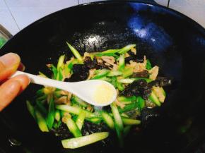 鸡精，翻炒几下