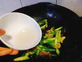 视汤汁多少淋入水淀粉，