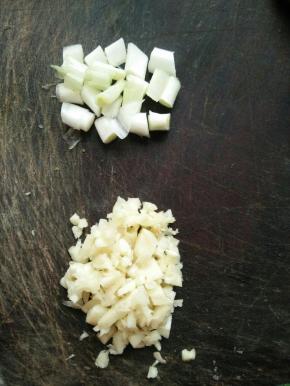 葱白和蒜头切碎。