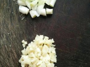 葱白和蒜头切碎。