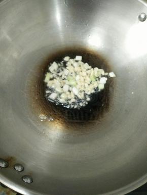 热锅凉油下葱白和蒜蓉，煸出香味。
