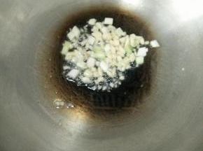 热锅凉油下葱白和蒜蓉，煸出香味。